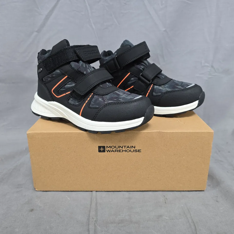 BOXED PAIR OF MOUNTAIN WAREHOUSE JUPITER KIDS ADAPTIVE WATERPROOF WALKING BOOTS IN BLACK/DARK CAMO/ORANGE SIZE UK 13