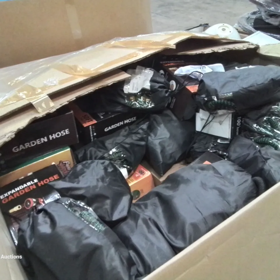 PALLET CONTAINING A LARGE ASSORTMENT OF GARDEN HOSES - BRANDS MAY VARY