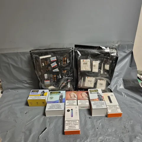 APPROXIMATELY 30 ASSORTED VAPES, E-CIGARETTES & ACCESSORIES TO INCLUDE VOOPOO DRAG S2, ASPIRE FLEXUS G, GEEKVAPE, ETC