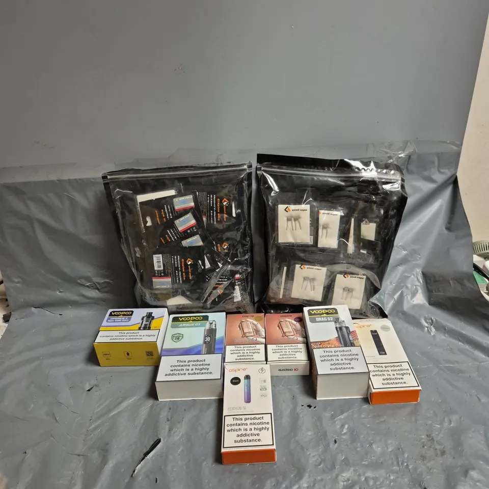 APPROXIMATELY 30 ASSORTED VAPES, E-CIGARETTES & ACCESSORIES TO INCLUDE VOOPOO DRAG S2, ASPIRE FLEXUS G, GEEKVAPE, ETC