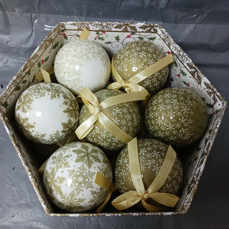 BOX OF APPROXIMATELY 14 SNOWFLAKE BAUBLES 