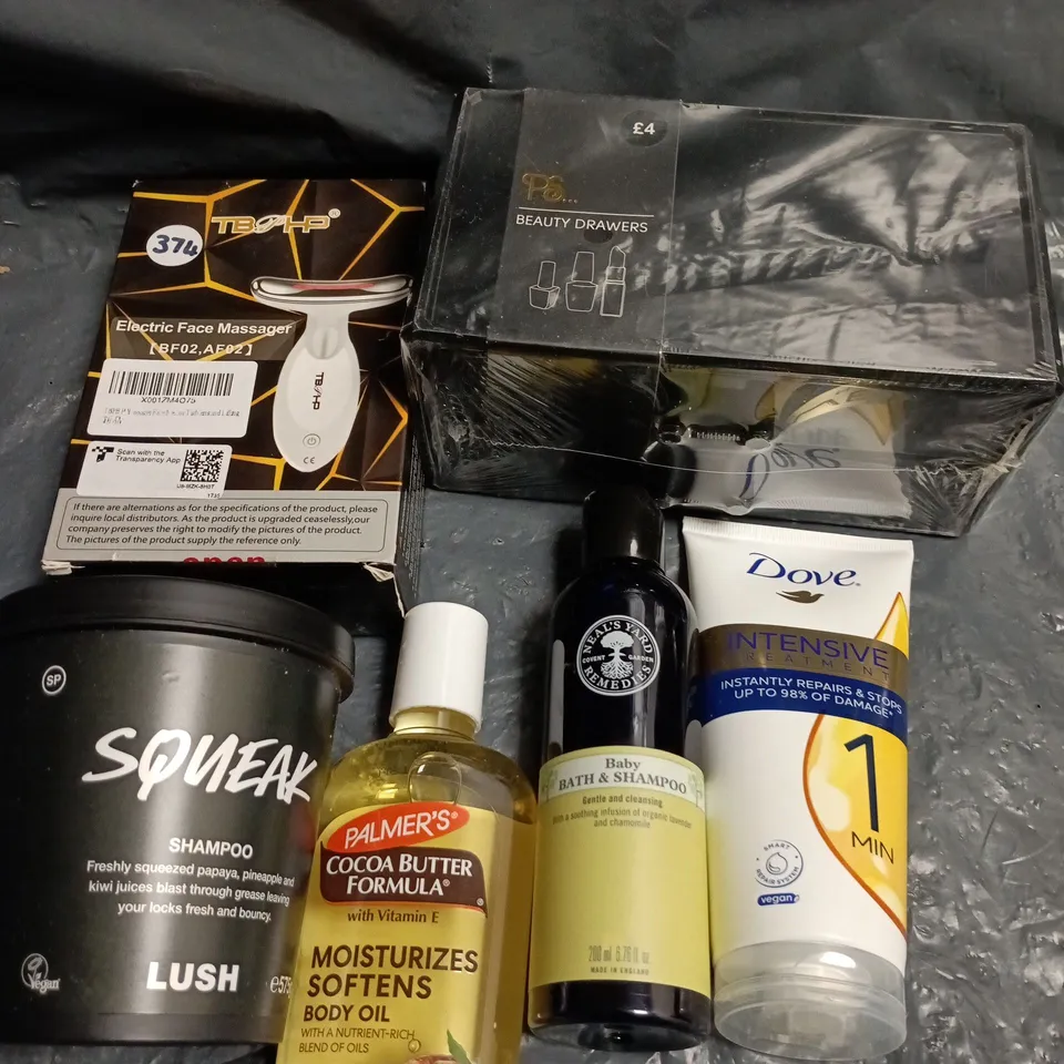 APPROXIMATELY 15 ASSORTED HEALTH & BEAUTY PRODUCTS TO INCLUDE LUSH SHAMPOO, FACE MASSAGER, BEAUTY DRAWERS ETC 