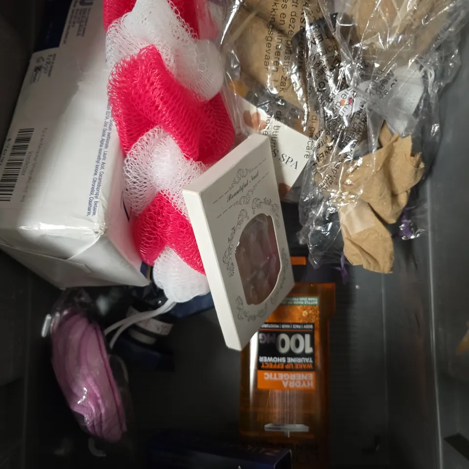 APPROXIMATELY 15 ASSORTED HEALTH & BEAUTY PRODUCTS TO INCLUDE KERATIN PRO SHAMPOO, FLOSS PICKS, MUSCLE SOAK BATH SALT ETC