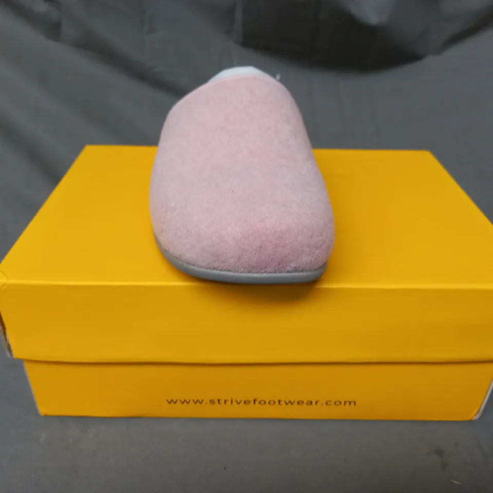 BOXED PAIR OF STRIVE SLIPPERS IN DUSTY PINK SIZE 3