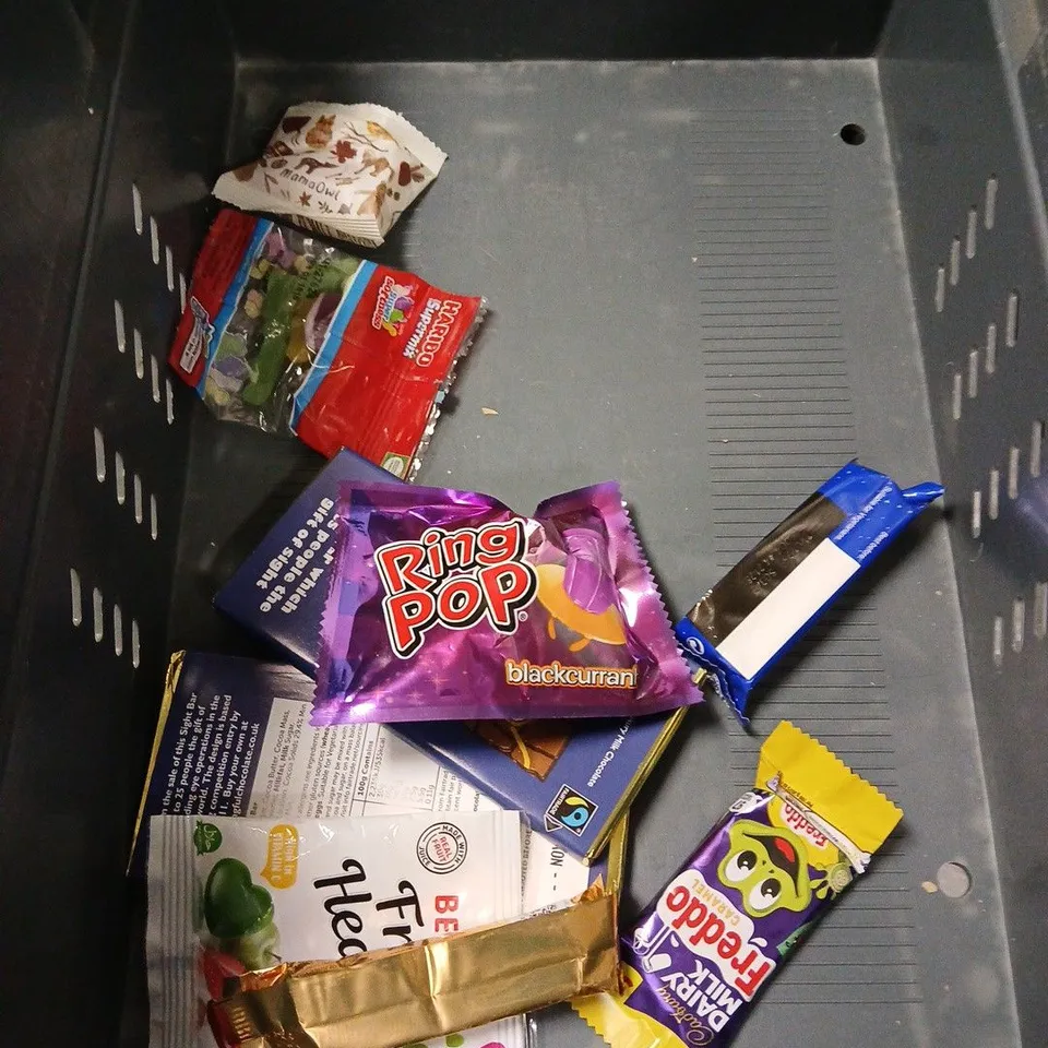 APPROXIMATELY 20 ASSORTED FOOD & DRINK ITEMS TO INCLUDE - CADBURY MILK TRAY - TANGO STRAWBERRY SMASH - RAW HALO DARK CHOCOLATE - ETC
