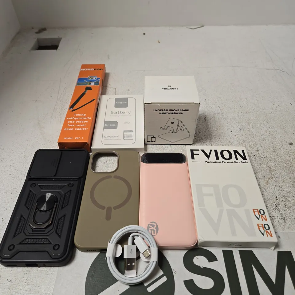 APPROXIMATELY 20 ASSORTED SMARTPHONE ACCESSORIES TO INCLUDE CHARGING CABLES, POWERBANKS, PHONE CASES ETC
