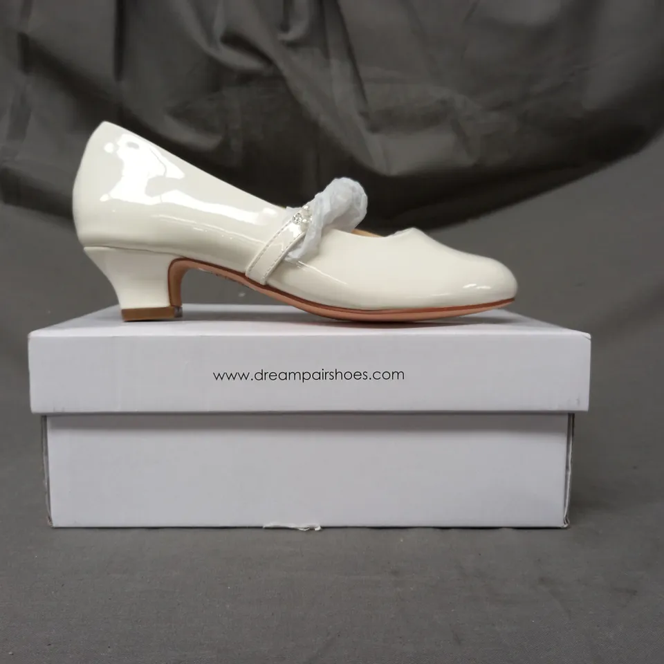 BOXED PAIR OF DREAM PAIRS LOW HEEL SHOES IN WHITE UK SIZE 1