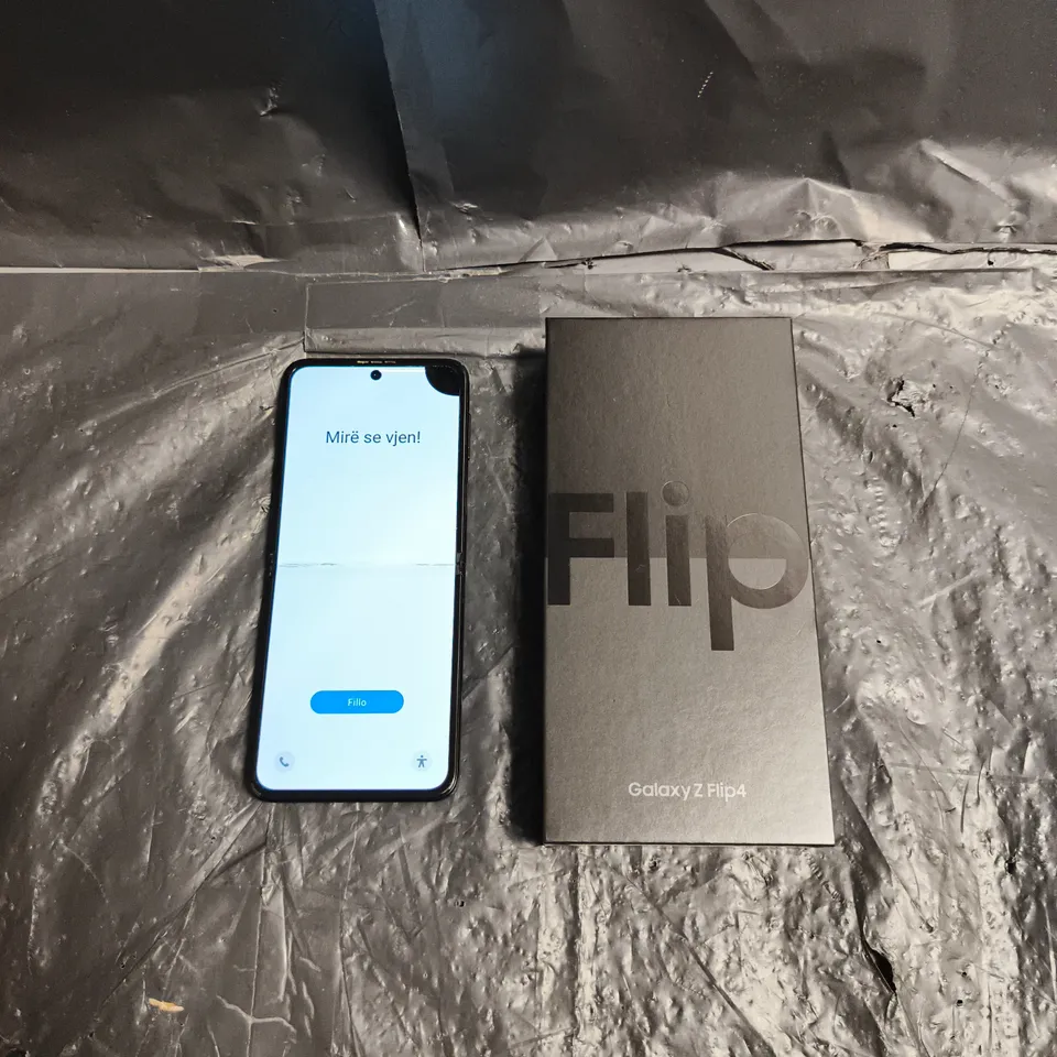 SAMSUNG GALAXY Z FLIP4 SMARTPHONE 256GB GRAPHITE – WITH BOX (SM-F721B)