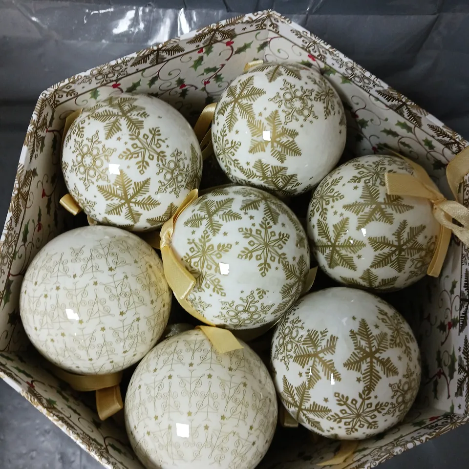 BOX OF APPROXIMATELY 14 SNOWFLAKE BAUBLES 