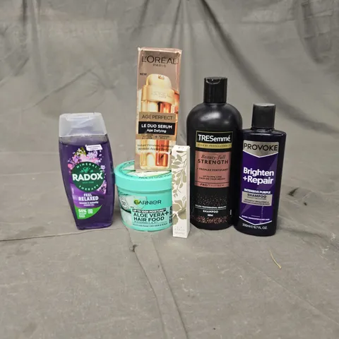 APPROXIMATELY 20 ASSORTED HEALTH & BEAUTY PRODUCTS TO INCLUDE RADOX SHOWER GEL, TROPIC LIP STAIN AND GARNIER HAIR FOOD