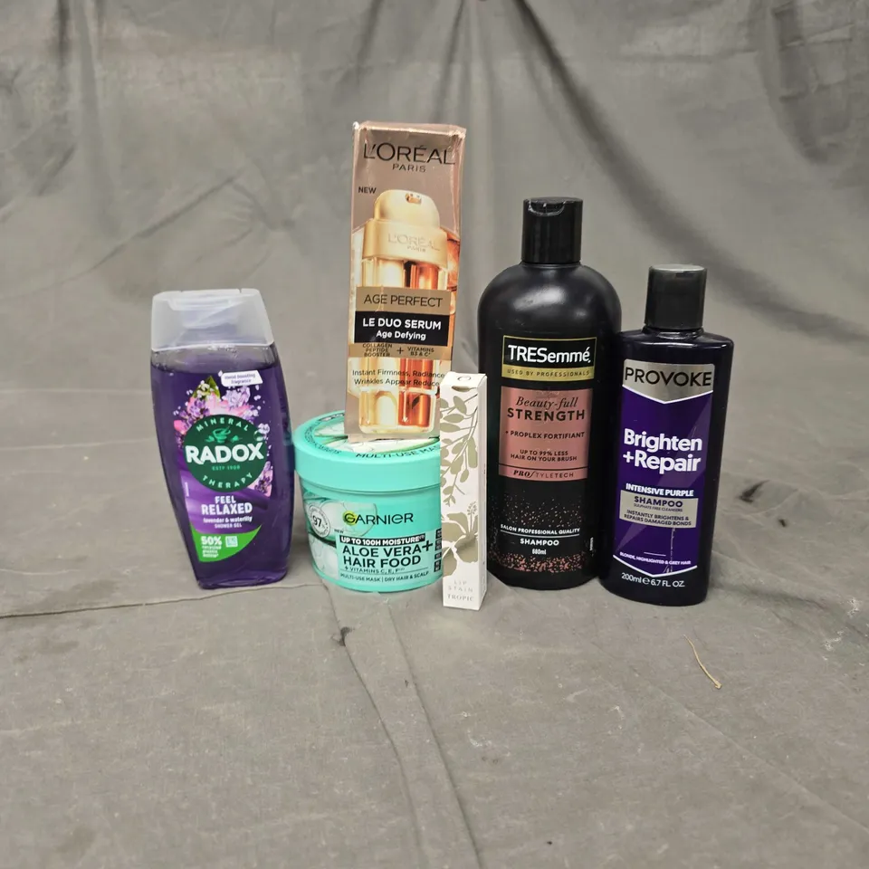 APPROXIMATELY 20 ASSORTED HEALTH & BEAUTY PRODUCTS TO INCLUDE RADOX SHOWER GEL, TROPIC LIP STAIN AND GARNIER HAIR FOOD