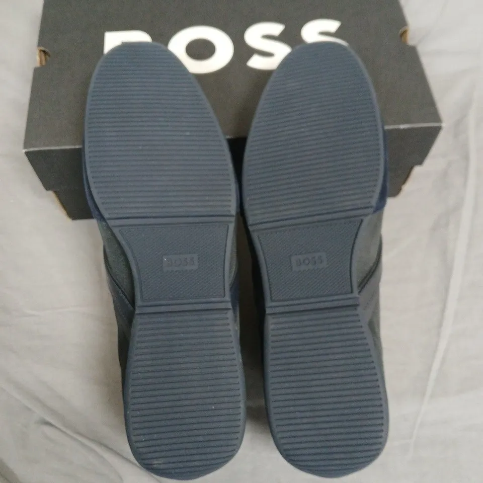 BOXED HUGO BOSS SATURN LOWP TRAINERS IN DARK BLUE – UK 13 