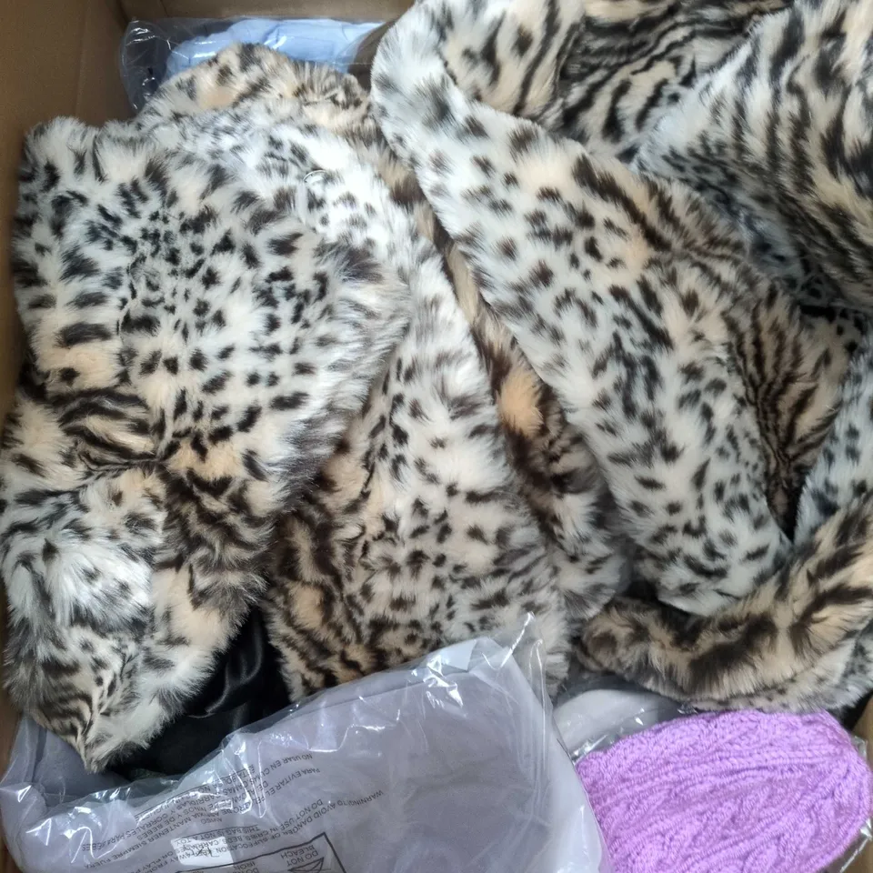 APPROXIMATELY 20 ASSORTED CLOTHING PRODUCTS IN VARIOUS STYLES & SIZES TO INCLUDE JACKETS, T-SHIRTS, DRESSES ETC