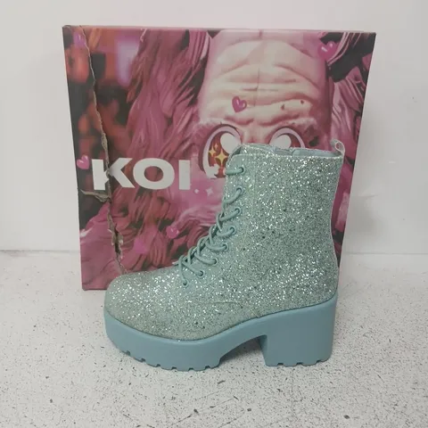 BOXED KOI WIZARDS SPELL PLATFORM GLITTER BOOTS IN AQUA - UK 4