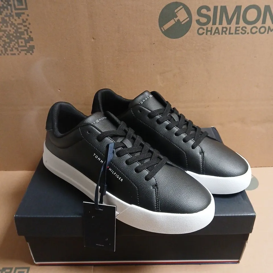BOXED PAIR OF TOMMY HILFIGER TH COURT CORE TRAINERS – UK 10 