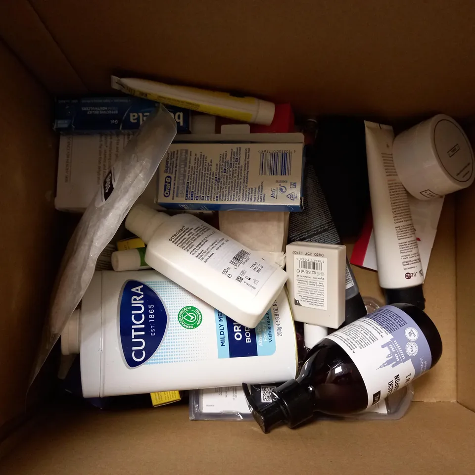 BOX OF APPROX 20 MALE COSMETIC ITEMS TO INCLUDE BULLDOG HAIR AND SCALP SHAMPOO, GROUND SHAKER BEARD PENCIL AND LOREAL MEN ANTI AGEING EYE CREAM