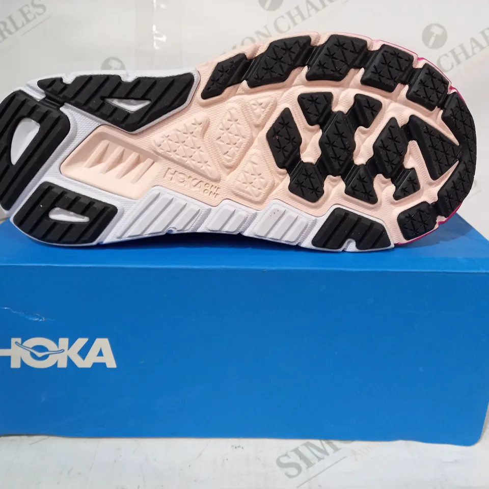 BOXED PAIR OF HOKA ARAHI 6 WIDE TRAINERS IN FUCHSIA UK SIZE 7