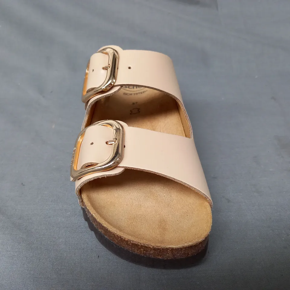 BOXED PAIR OF SCHOLL LEATHER SANDALS IN CAMEL SIZE 4