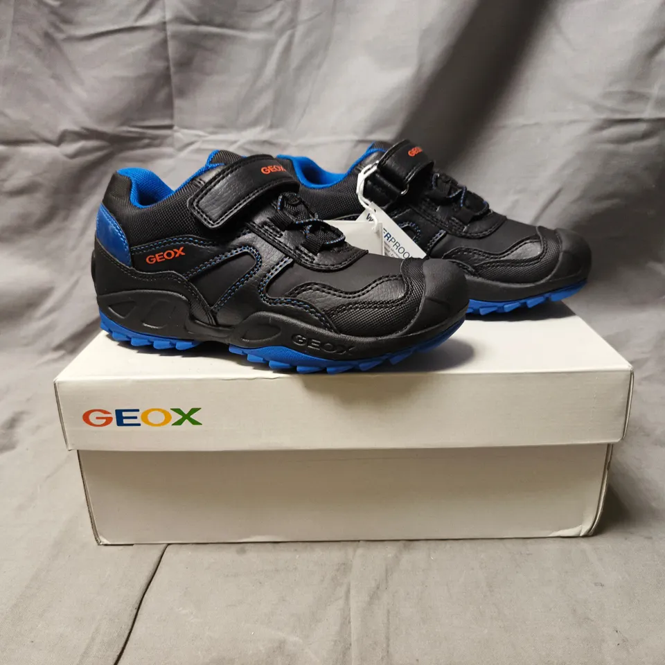BOXED PAIR OF GEOX KID'S SHOES IN BLACK/BLUE SIZE UK 12.5