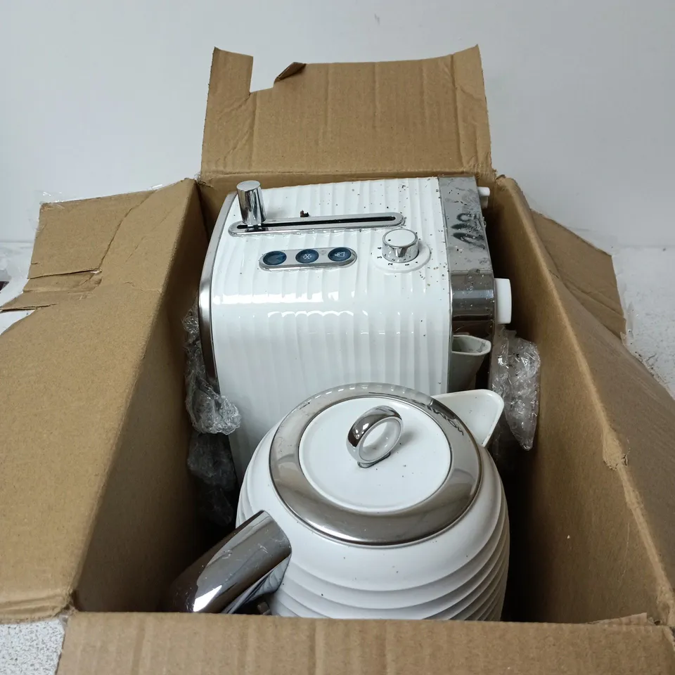 RUSSELL HOBBS WHITE TOASTER AND KETTLE SET