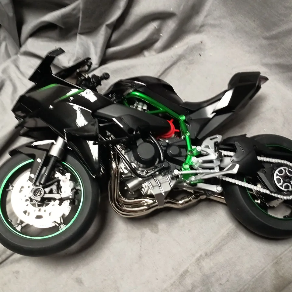 XLG SCALE MOTORCYCLE MODEL WITH STAND – BLACK/GREEN