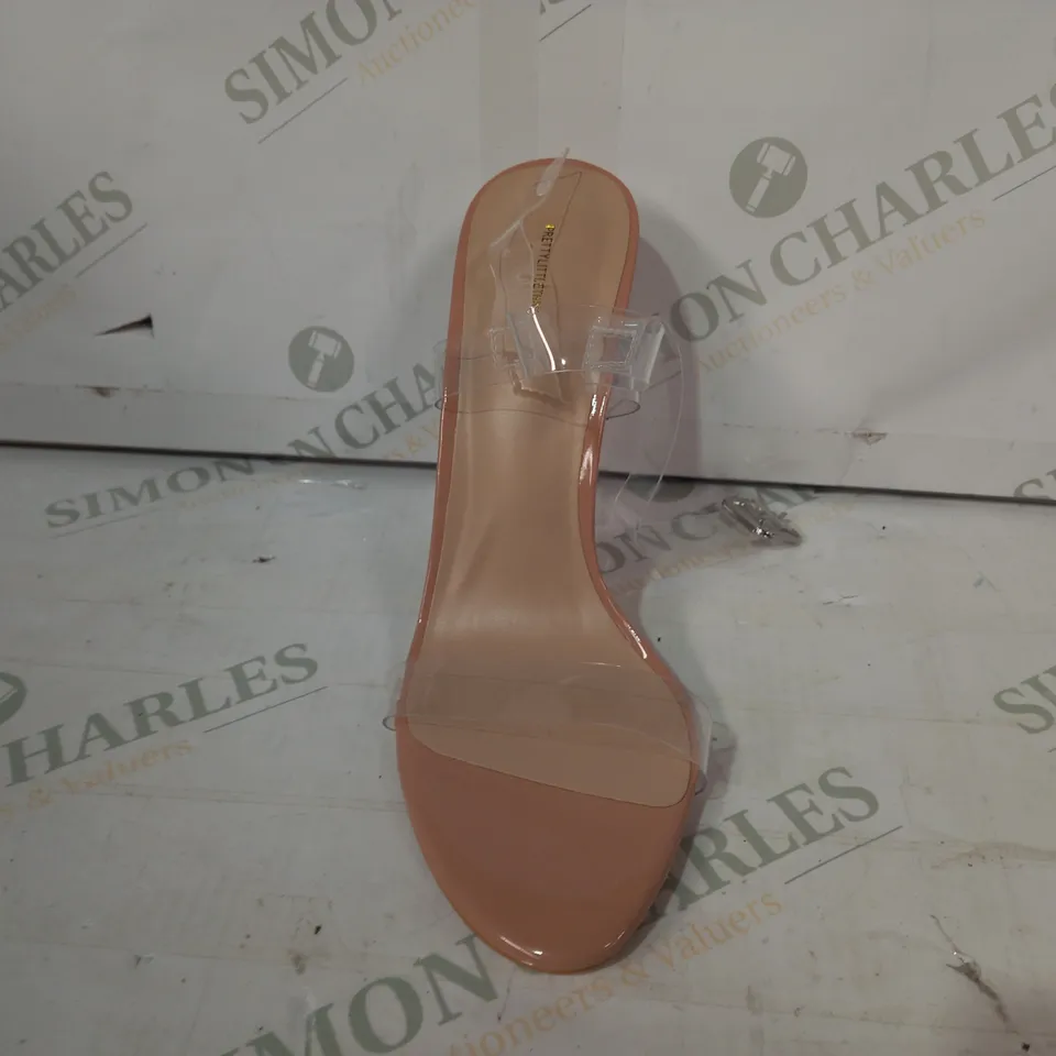 BOXED PAIR OF PRETTY LITTLE THING OPEN TOE CLEAR BLOCK HEEL SANDALS IN NUDE SIZE 6
