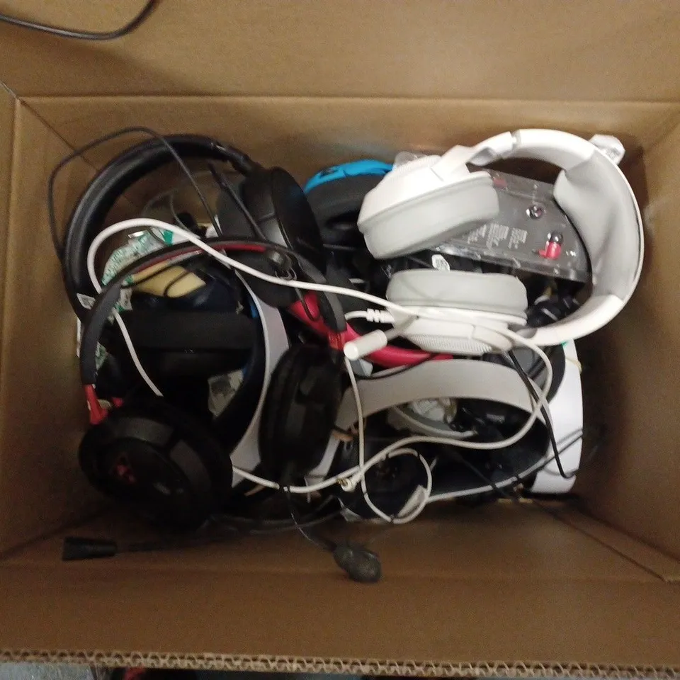 LOT OF APPROXIMATELY 20 LOOSE GAMING HEADSETS OF VARYING MODELS AND MAKES SUCH AS TURTLE BEACH, STEELSERIES, RAZER, ETC