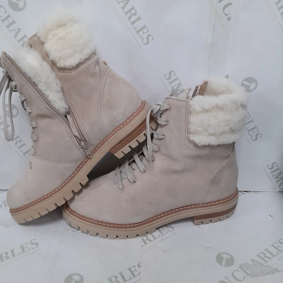 BOXED PAIR OF DUNE LONDON NATURAL SUEDE SIZE 7 LACEUP BOOTS