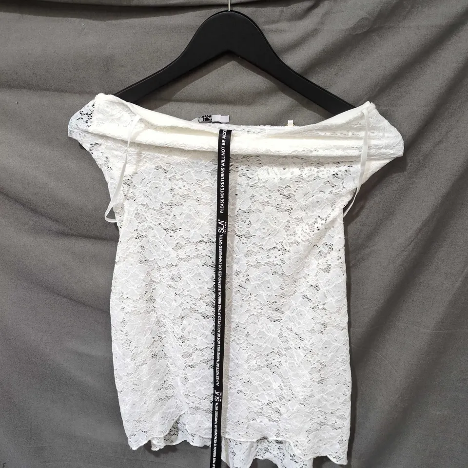 SLA THE LABEL LILA MINI DRESS – WHITE LACE, SIZE S