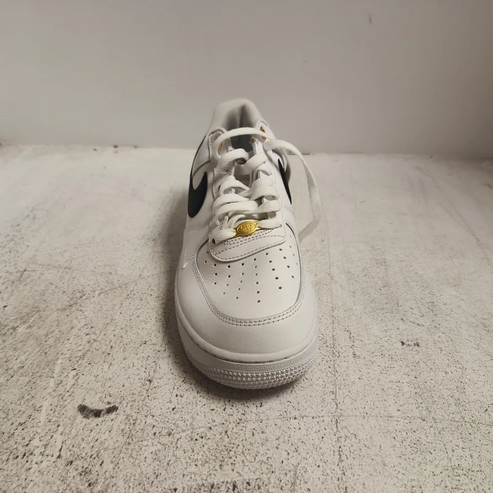 PAIR OF NIKE AIR FORCE 1 TRAINERS IN WHITE/BLACK SIZE UK 8