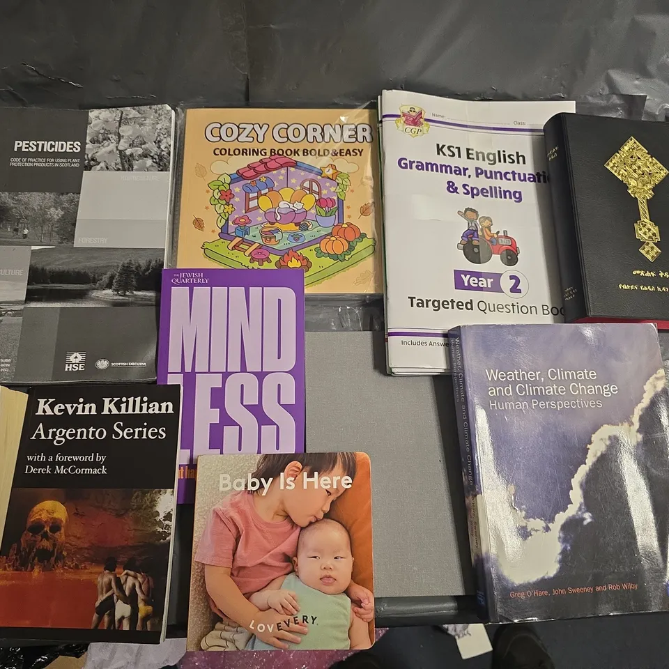 LARGE QUANTITY OF ASSORTED BOOKS TO INCLUDE D&D ADVENTURER, GINSPIRATION AND VARIOUS REFERENCE BOOKS AND NOVELS