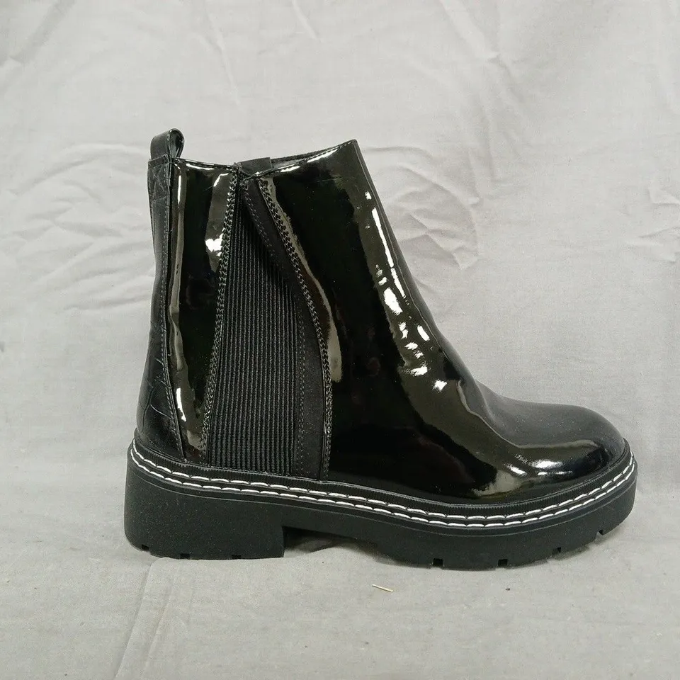 BOXED PAIR OF RIVER ISLAND SIDE-ZIP ANKLE BOOT IN GLOSSY BLACK SIZE 7