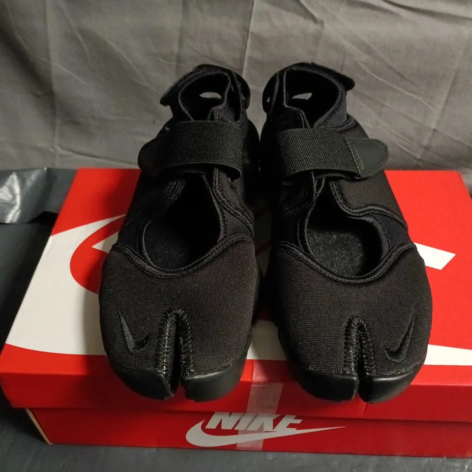 BOXED PAIR OF NIKE AIR RIFT WOMENS  BLACK/COOL GREY – UK 5.5 