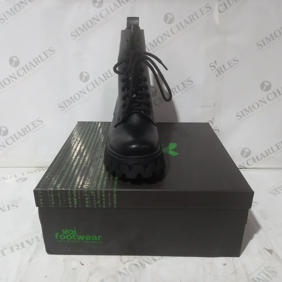 BRAND NEW BOXED PAIR OF KOI VEGAN LEATHER VITA THE INK OF FEAR HAIR BOOTS IN BLACK/GREEN UK SIZE 3
