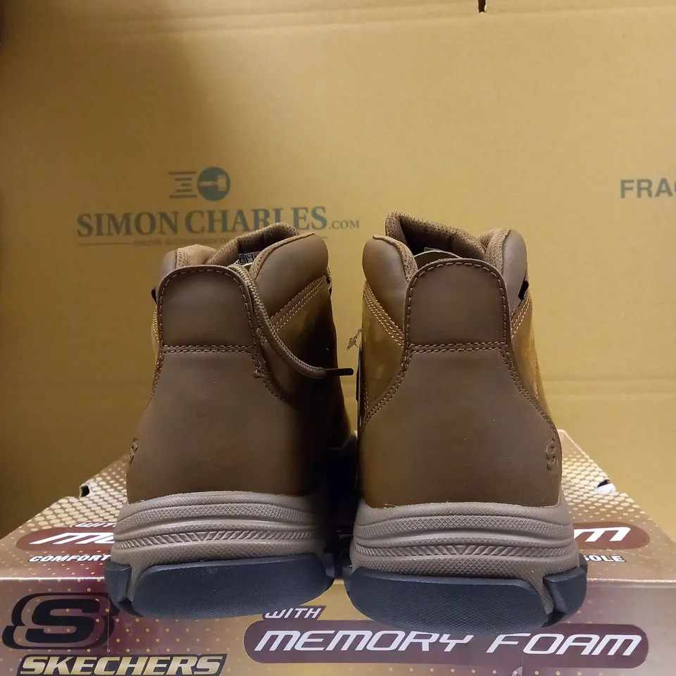 SKETCHERS MENS LACE UP BOOT - SIZE 9