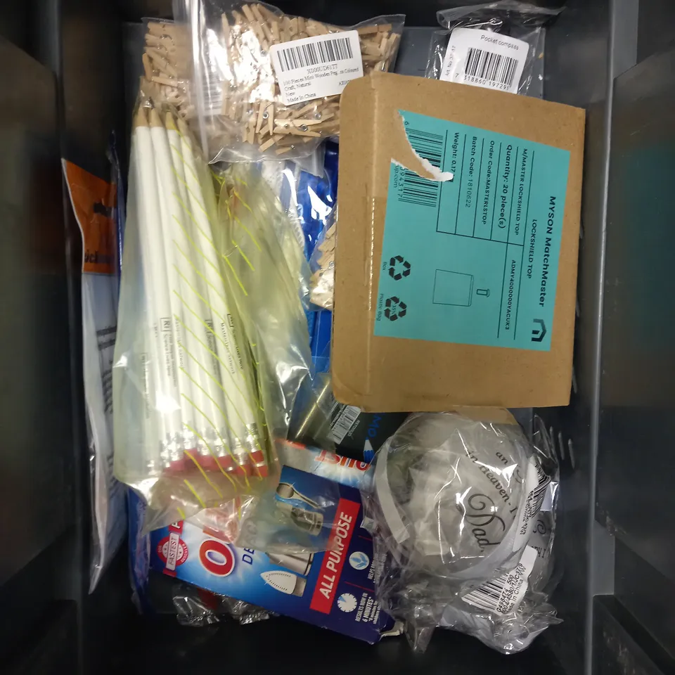 BOX OF APPROXIMATELY 15 ASSORTED HOUSEHOLD ITEMS TO INCLUDE MARKSMAN SPIRIT LEVEL, JOHN LEWIS TEASPOON SET, CRAFTSMAN TIMBER WAX ETC 