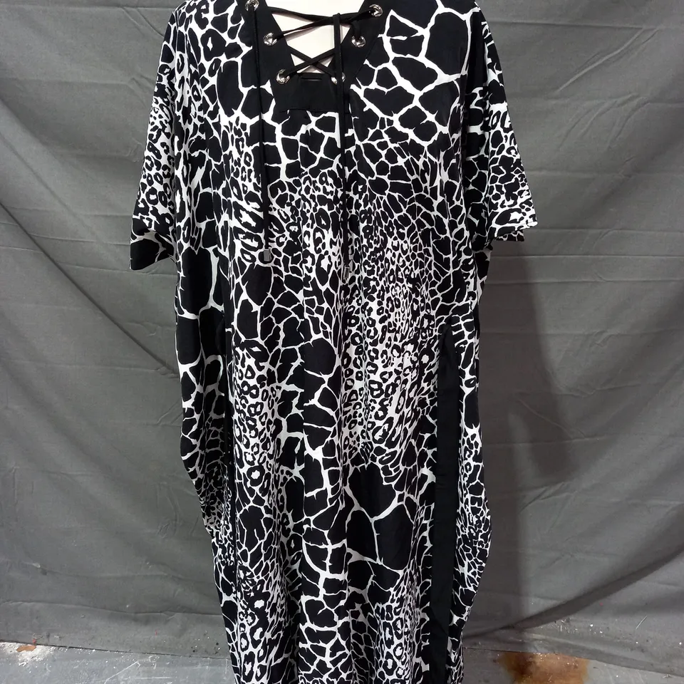 JULIEN MACDONALD DRESS IN BLACK/WHITE ANIMAL PRINT SIZE SMALL