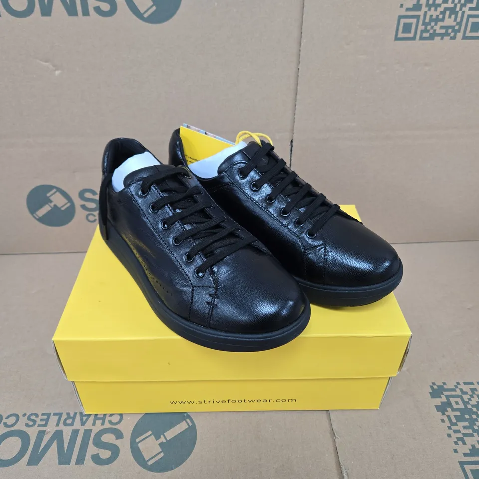 DAKOTA ALL BLACK TRAINERS – UK 5 