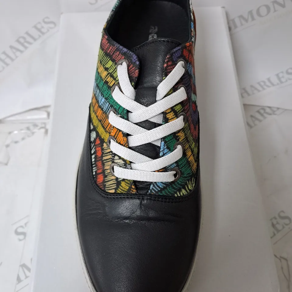 BOXED ADESSO TRAINER'S IN BLACK SIZE 7