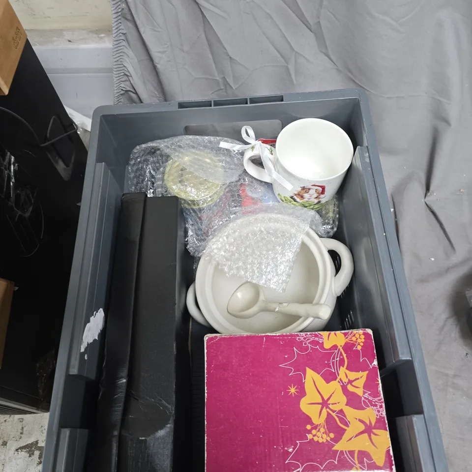 TOTE OF APPROXIMATELY 8 ASSORTED GLASS/CERAMIC ITEMS TO INCLUDE: GLASS STORAGE CONTAINER AND ANTHROPOLOGIE PLATE 