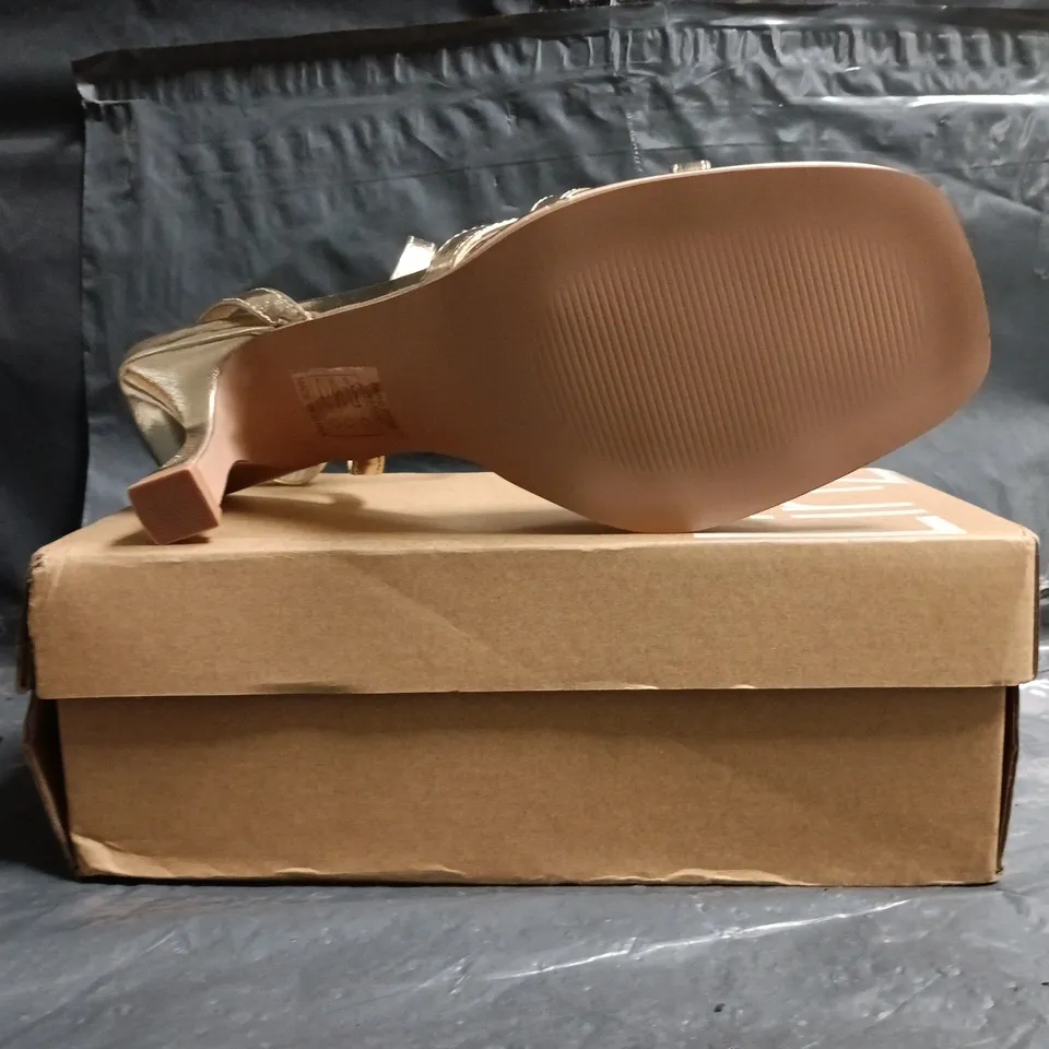 BOXED PAIR OF LINZI OPEN TOE MID HEELED SANDALS IN METALLIC GOLD SIZE 8
