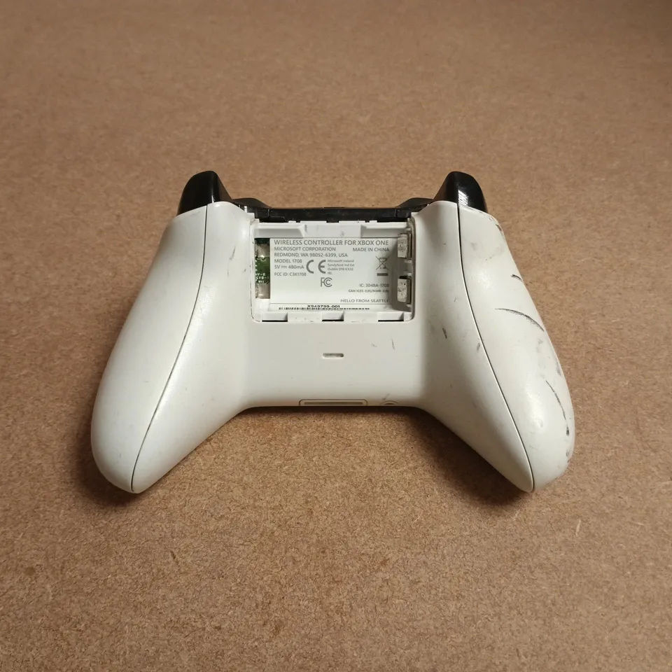 MICROSOFT XBOX ONE WIRELESS CONTROLLER IN WHITE MODEL 1708