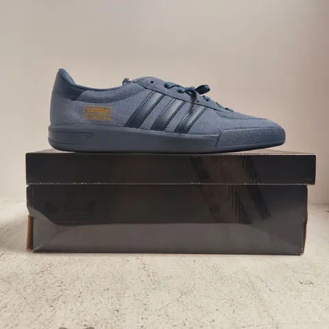 BOXED PAIR OF ADIDAS GLENBURN TRAINERS IN NAVY SIZE UK 10