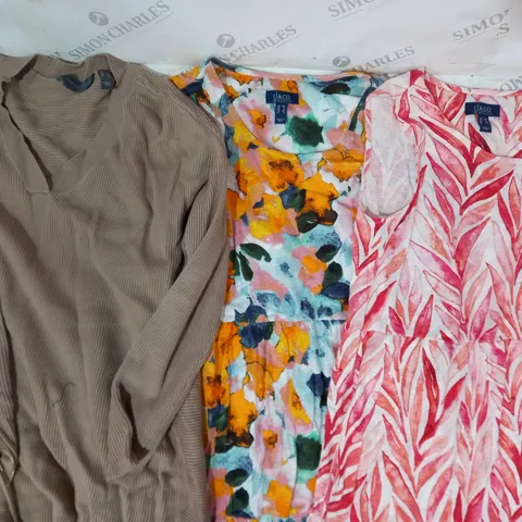BOX OF APPROXIMATELY 10 ASSORTED CLOTHING ITEMS IN VARIOUS STYLES AND SIZES TO INCLUDE D & CO, RUTH LANGSFORD, ETC