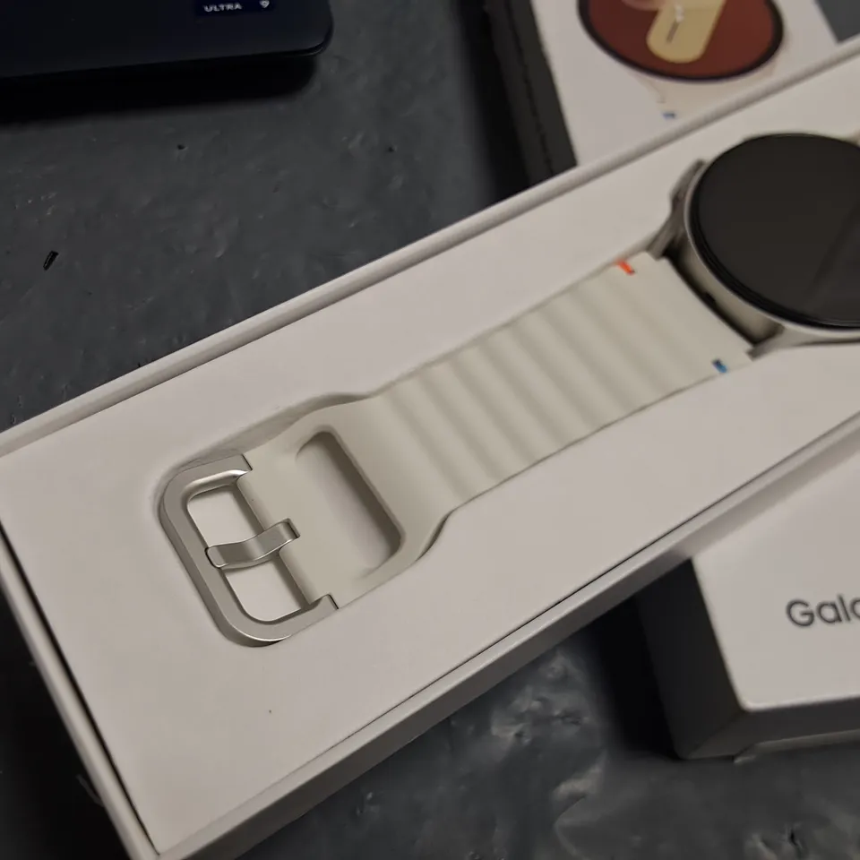 BOXED SAMSUNG GALAXY WATCH 7 IN CREAM - SM-L300