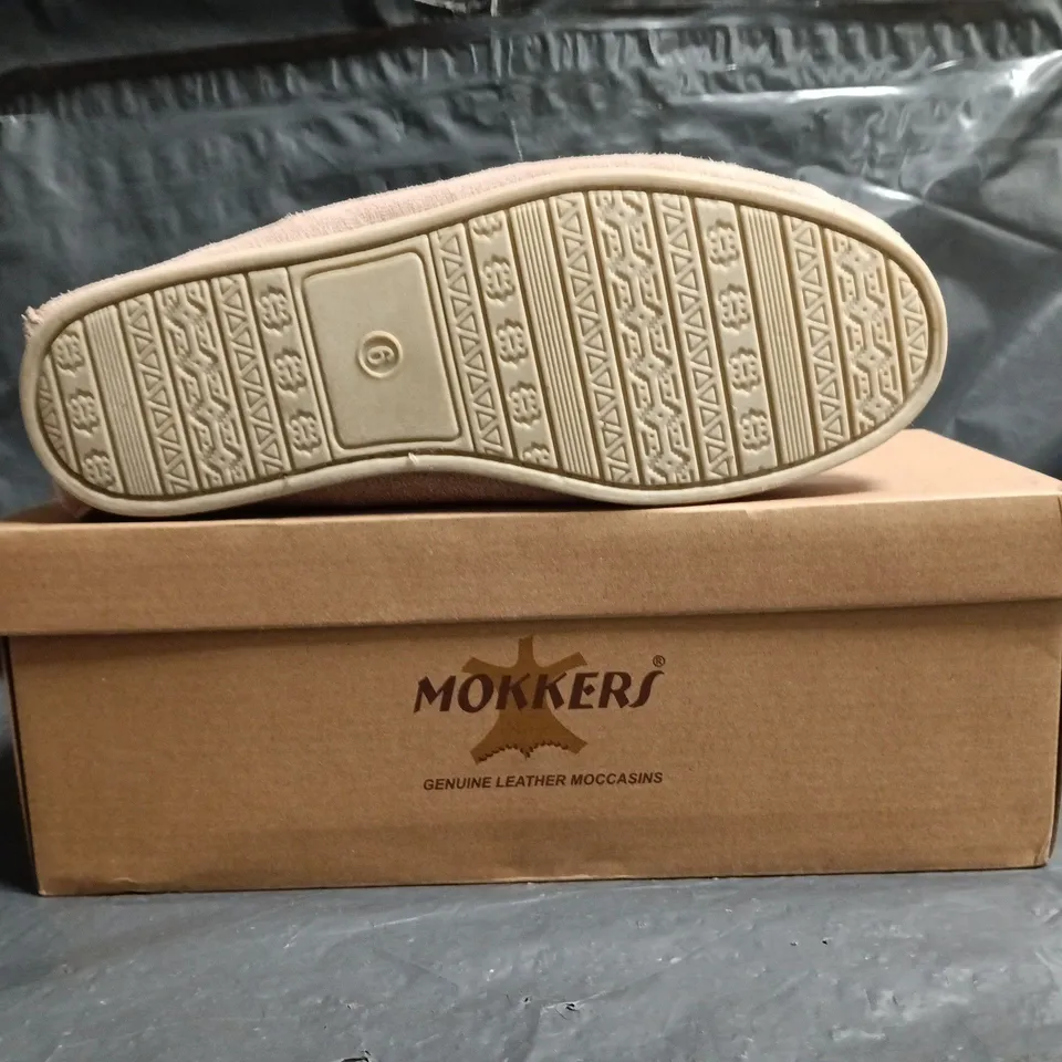 BOXED PAIR OF MOKKERS LILY LADIES SUEDE MOCCASIN SLIPPERS IN DUSTY PINK SIZE 6