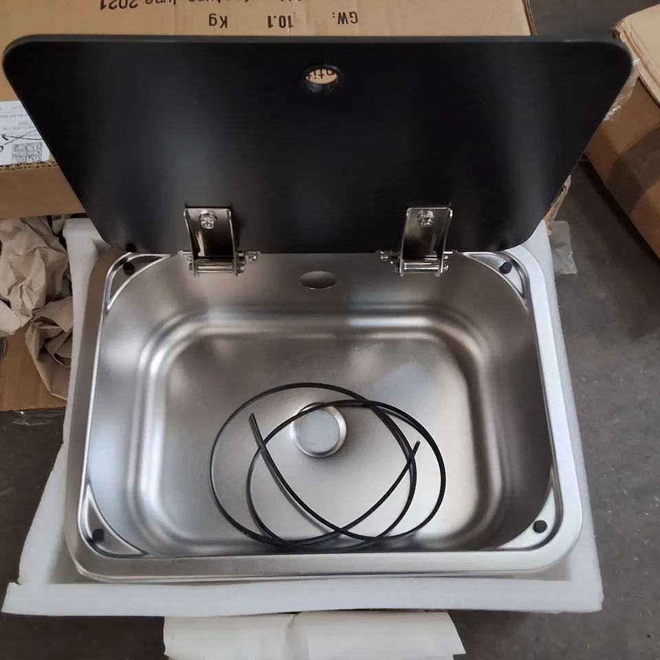 PALLET OF ASSORTED ITEMS TO INCLUDE BARREL THEMED ITEM, STORAGE RACK AND LIDDED BASIN