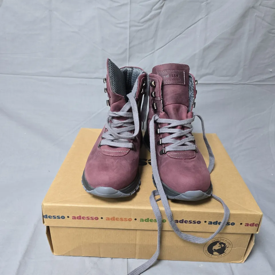 BOXED ADESSO BURGUNDY HIKING BOOTS (SIZE 40) – MEN'S SHOES