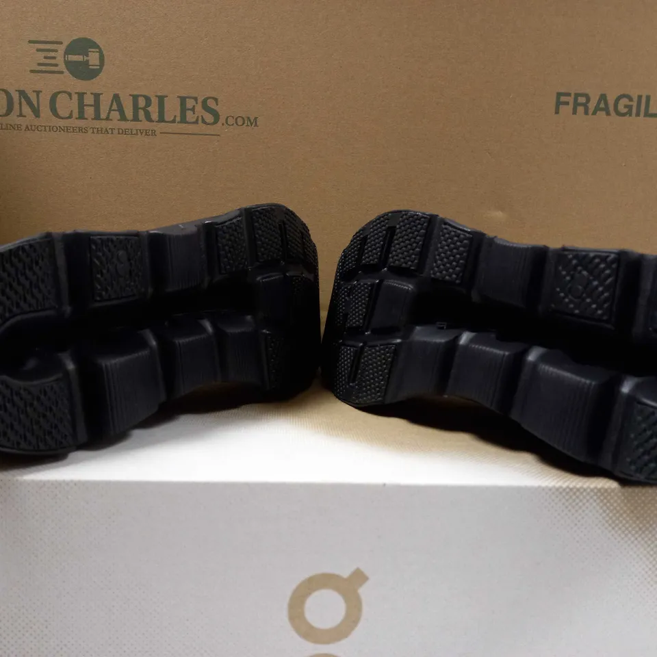 BOXED PAIR OF QC CLOUDSTRATUS BLACK TRAINERS - SIZE 9