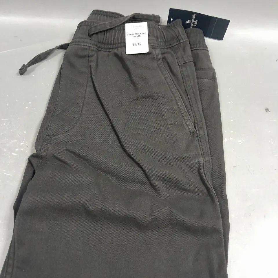 ABERCROMBIE KIDS ABOVE THE KNEE SHORTS IN GREY - 11/12